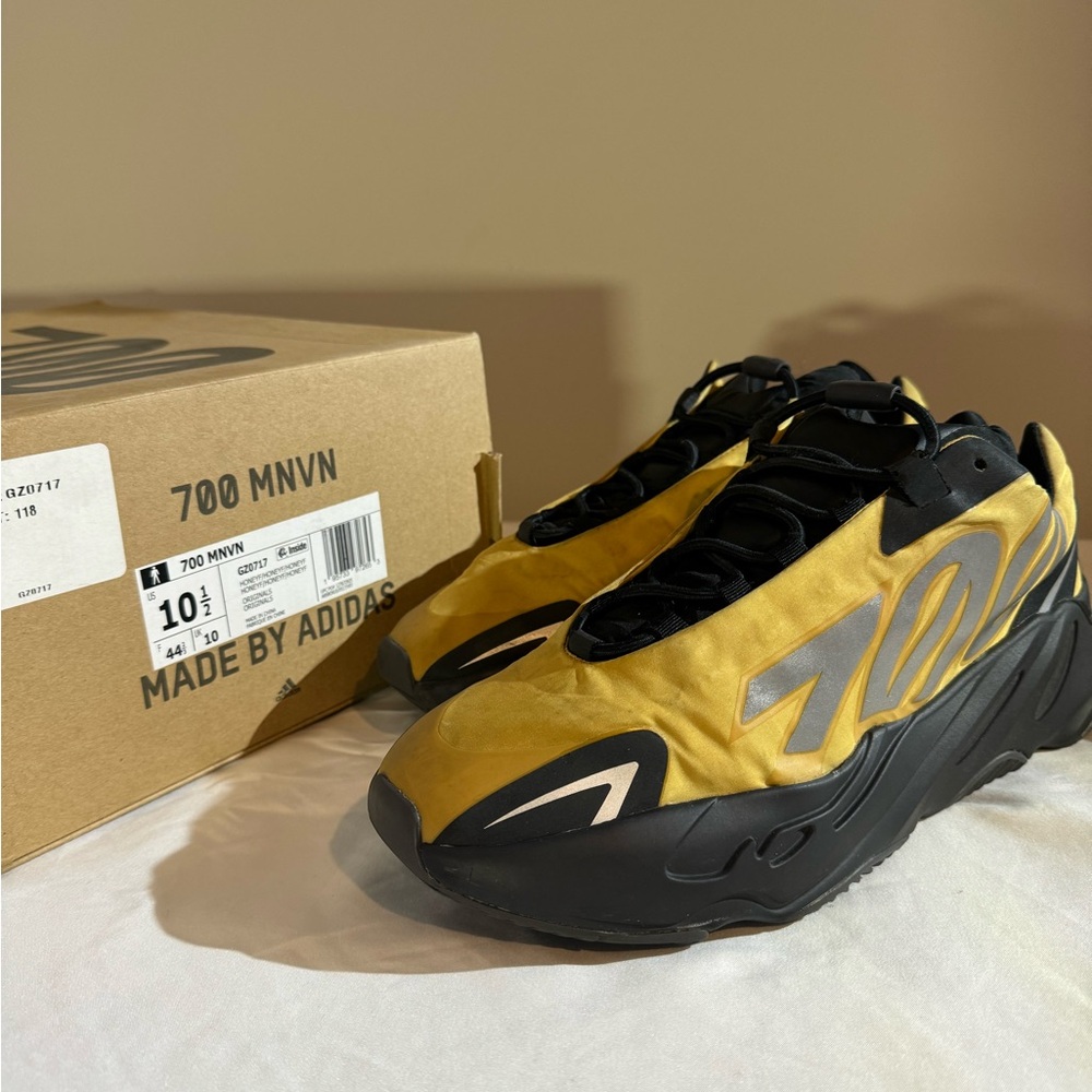 adidas Yeezy Boost 700 MNVN - used